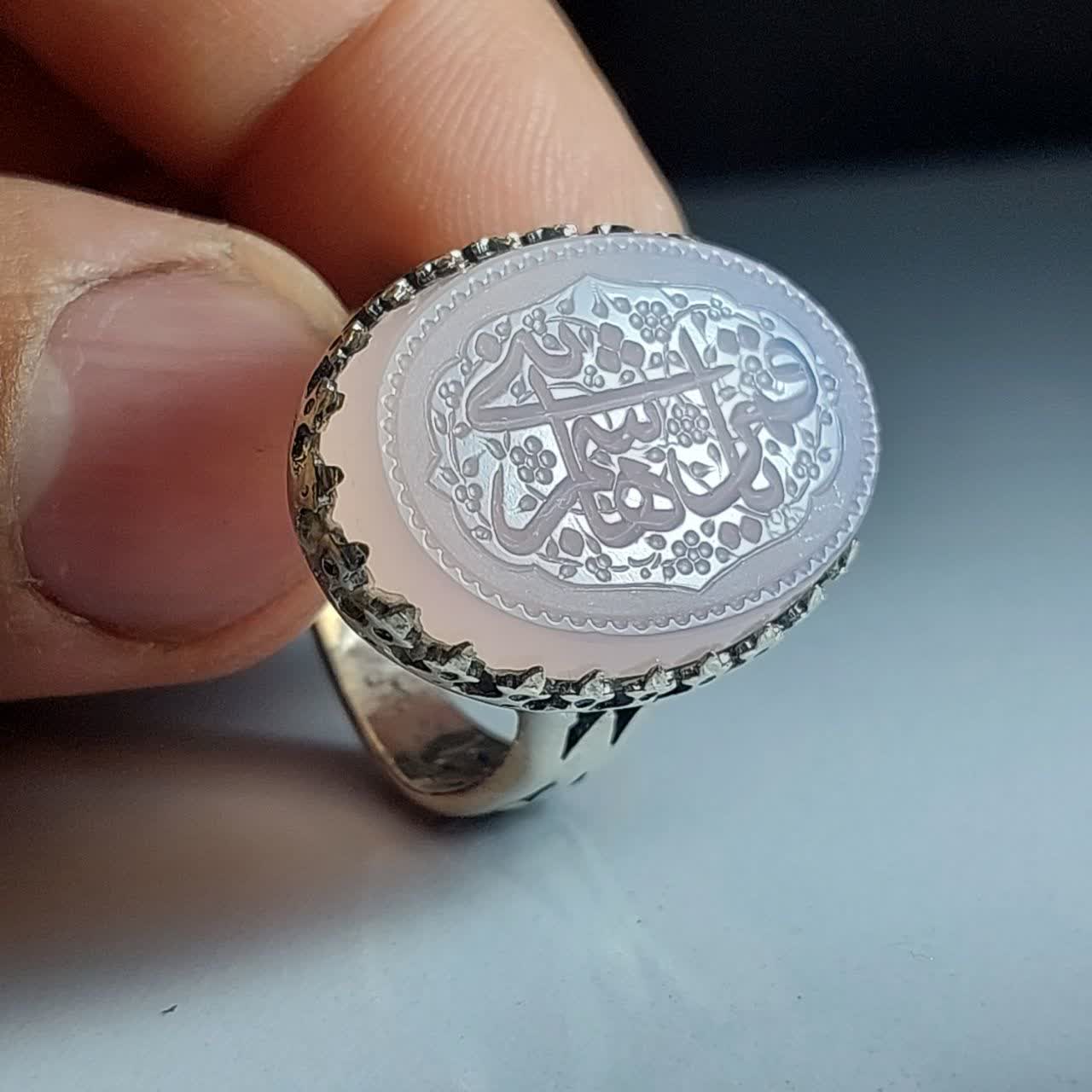 خرید انگشتر عقیق سوسنی خطی با نقش «یا قمر بنی هاشم»؛ تجلی وفا و زیبایی  کد 4260